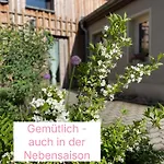 Kochstedter Wohnstuben - Wohnen Mit Naturbaustoffen In Der Bauhausstadt *